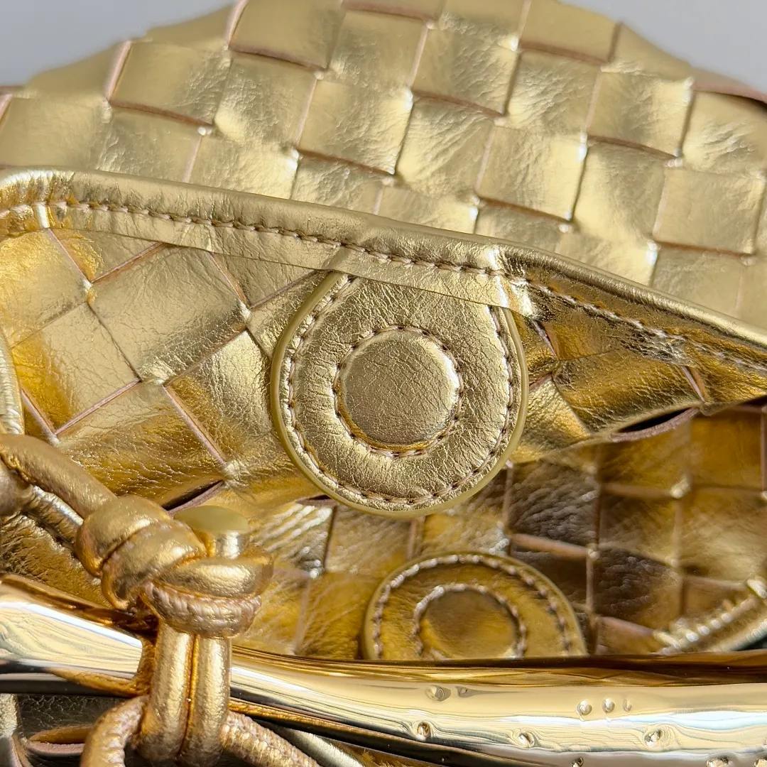 Batch of 1260 BV Mini Sardine is coming‼ ️Super high-end, stainless steel hardware + 24k real gold plating process, fish scales (concave and convex positions) are the finishing touch, the sardine bag that can be carried cross-body is completely beautiful to the heart. The metal element handle and the weaving are perfectly combined to completely integrate the artistic sense and elegance and fashion. It is really like a work of art🏺The large size is elegant, the small size is exquisite and cute, a must-have item for fashionistas, and the details are perfectly reproduced. Style number: 744267 Size 20*12*2.5